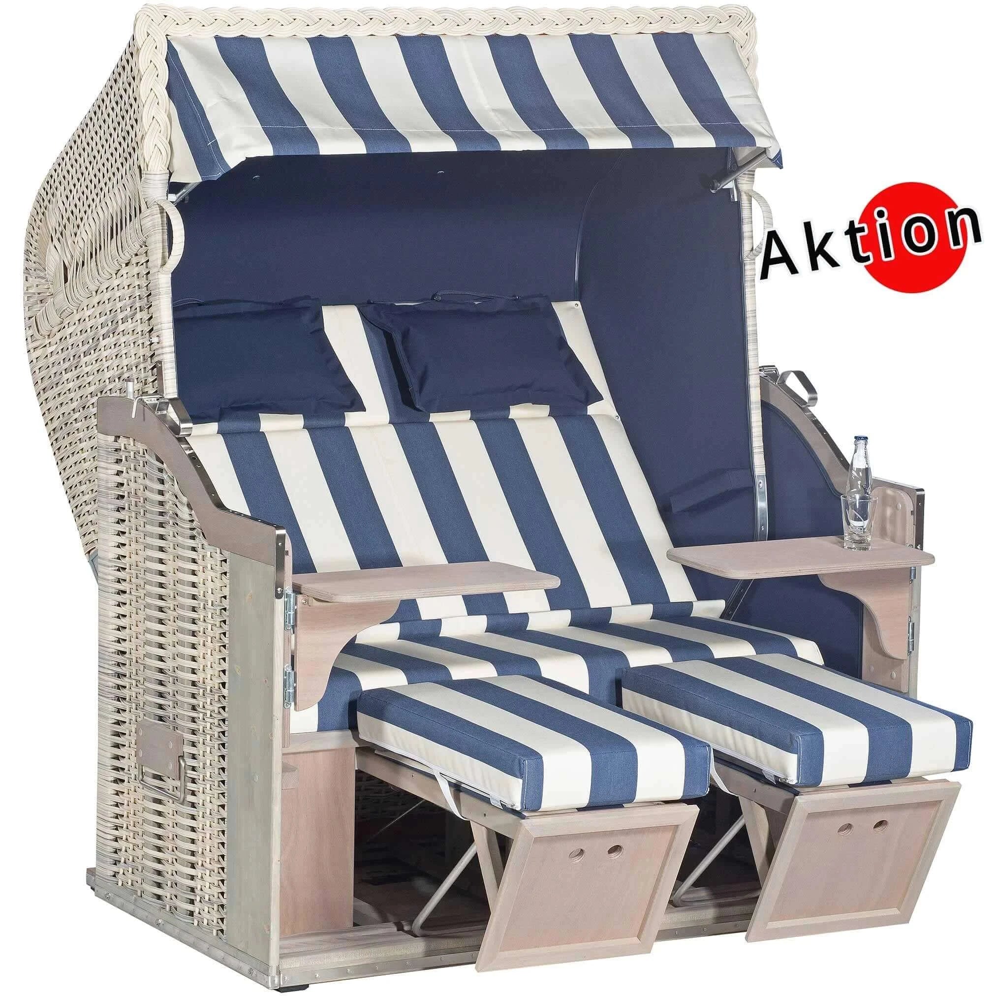 Strandkorb Sonnenpartner Modell Classic 2-Sitzer mit blauen und weißen Streifen und verstellbare Fußstützen.