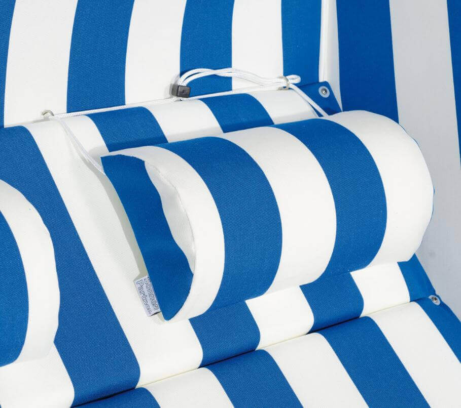 Sonnenpartner Strandkorb Nackenrolle in Blau-Weiß gestreift, für höchsten Komfort am Strand.