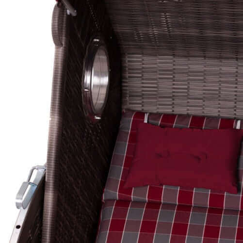 Strandkorb Trendy PURE Cliff XL SUN mit Bullaugen, Detail Liegefläche mit kariertem Dessin 472 und rotem Kissen
