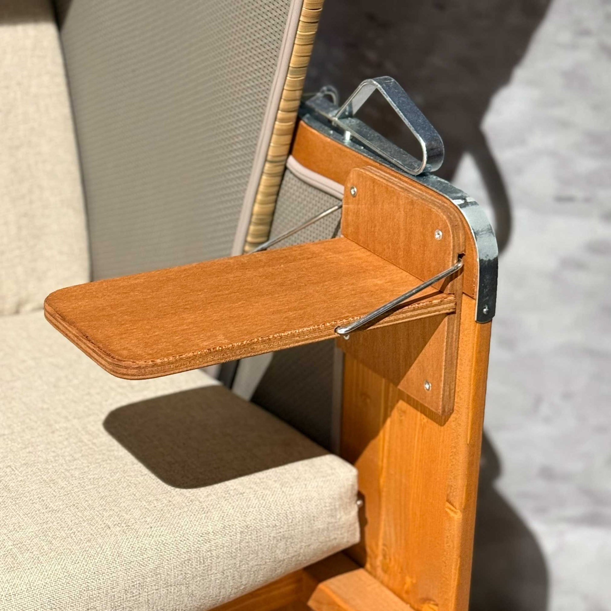 Strandkorb Seitentisch mit klappbarem Tisch für Rustikal 50 und 250 Plus, Seite eines Strandkorbs.