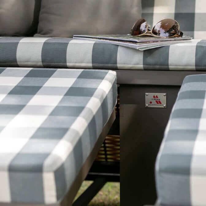 Strandkorb Trendy PURE Standard PE grey mit grau kariertem Dessin 478, Detail der Sitzpolster mit Zeitschrift und Sonnenbrille