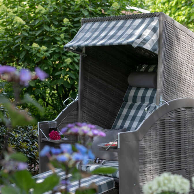 Strandkorb Trendy PURE Standard PE grey, Dessin 478 grau kariert im Garten mit grauem Kunststoffgeflecht und karierten Polstern