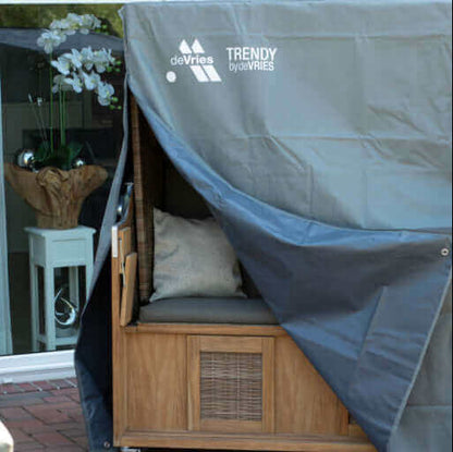 deVries Universal Schutzhülle Classic grau, verpackt auf einem Möbelstück, Größe XXL.