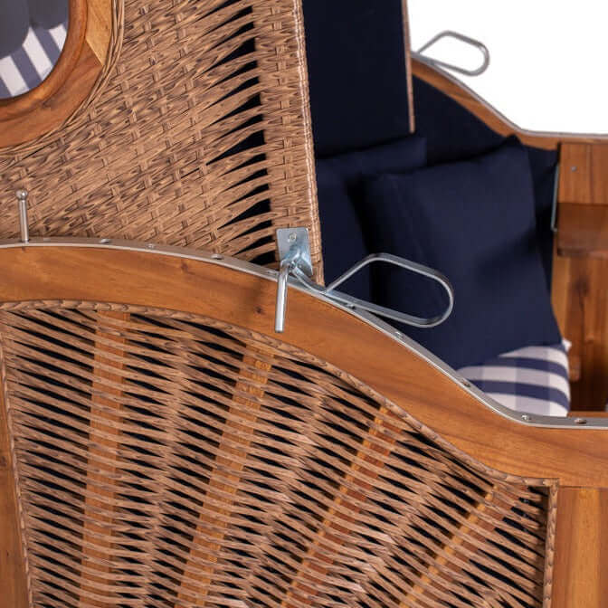 Strandkorb Trendy Trend 45 Detailansicht Seitenwand aus PE-Geflecht walnut mit Bullauge und blau weiss karierten Polstern