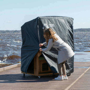 deVries - Schutzhülle Premium, atmungsaktive Schutzhülle für Strandkorb wird auf einem Steg geschlossen.