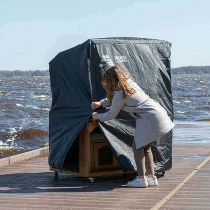 deVries - Schutzhülle Premium, atmungsaktive Schutzhülle für Strandkorb wird auf einem Steg geschlossen.