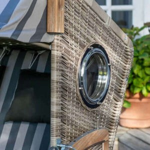 Strandkorb Trendy PURE Greenline 135 XL mit Bullaugen, seitliche Detailansicht aus PE-Geflecht in antique white Dessin 755 auf Terrasse