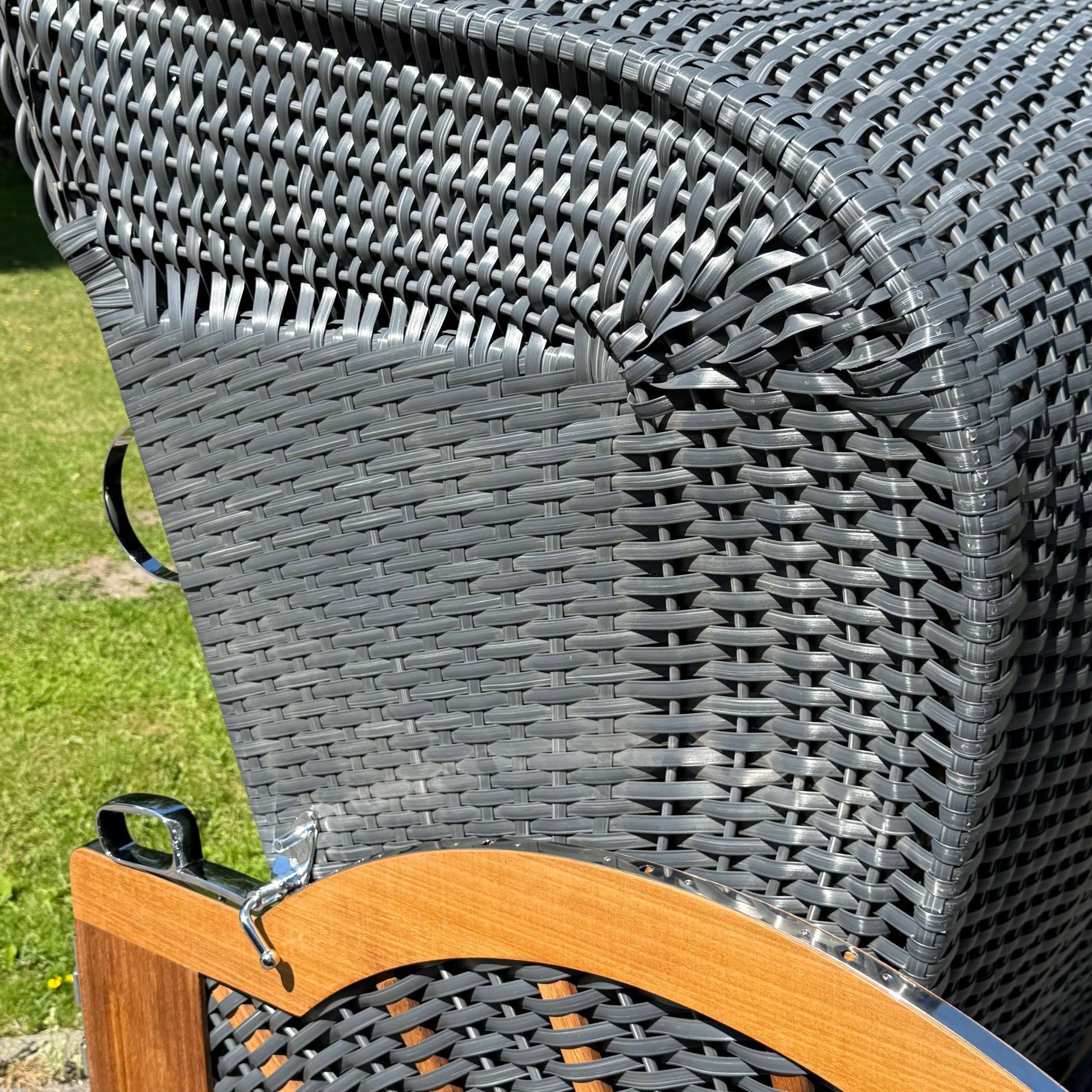 Detailansicht des Strandkorb Prieß, Modell Meister, mit dunklem PE Geflecht und Holzrahmen.