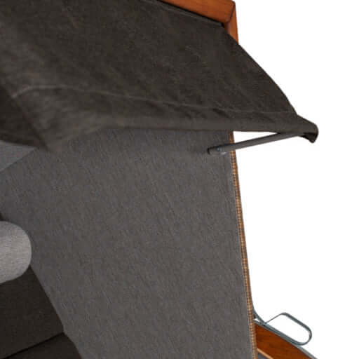 Detailansicht des Strandkorb Tinnum mit anthrazit grauem Bezug und Holzrahmen