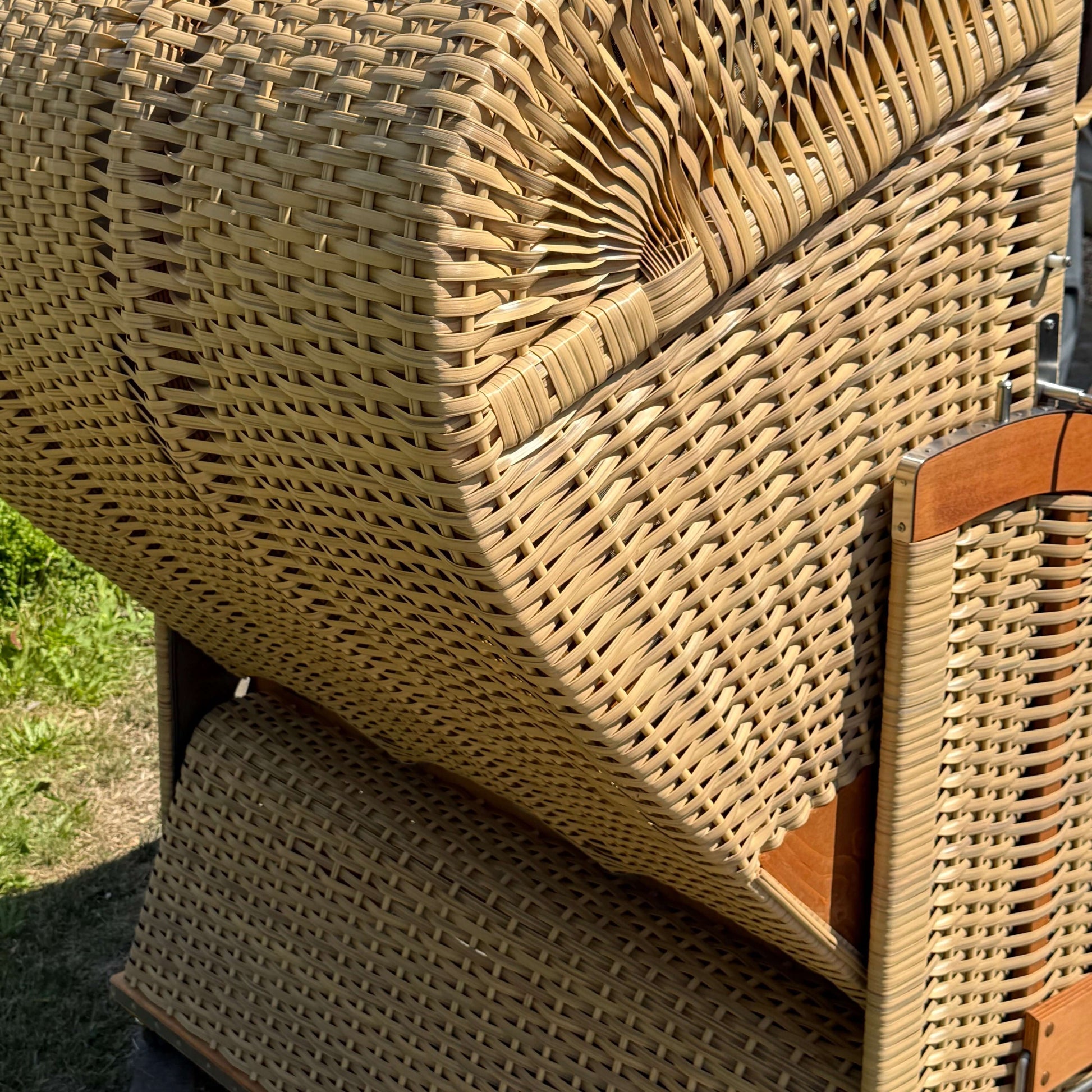 Detailaufnahme von geflochtenem Strandkorb Material im Naturlook für komfortable Entspannung im Freien.