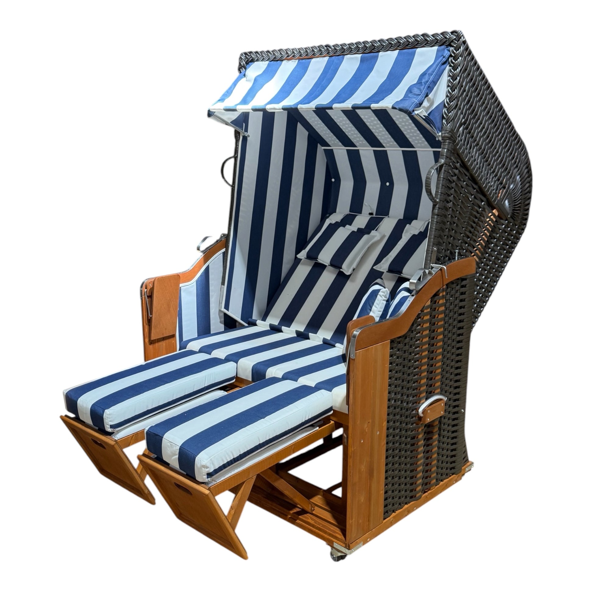 Strandkorb Kiel Edelstahl 250 Plus mit blau-weißer Streifenabdeckung und ausklappbaren Fußteilen.