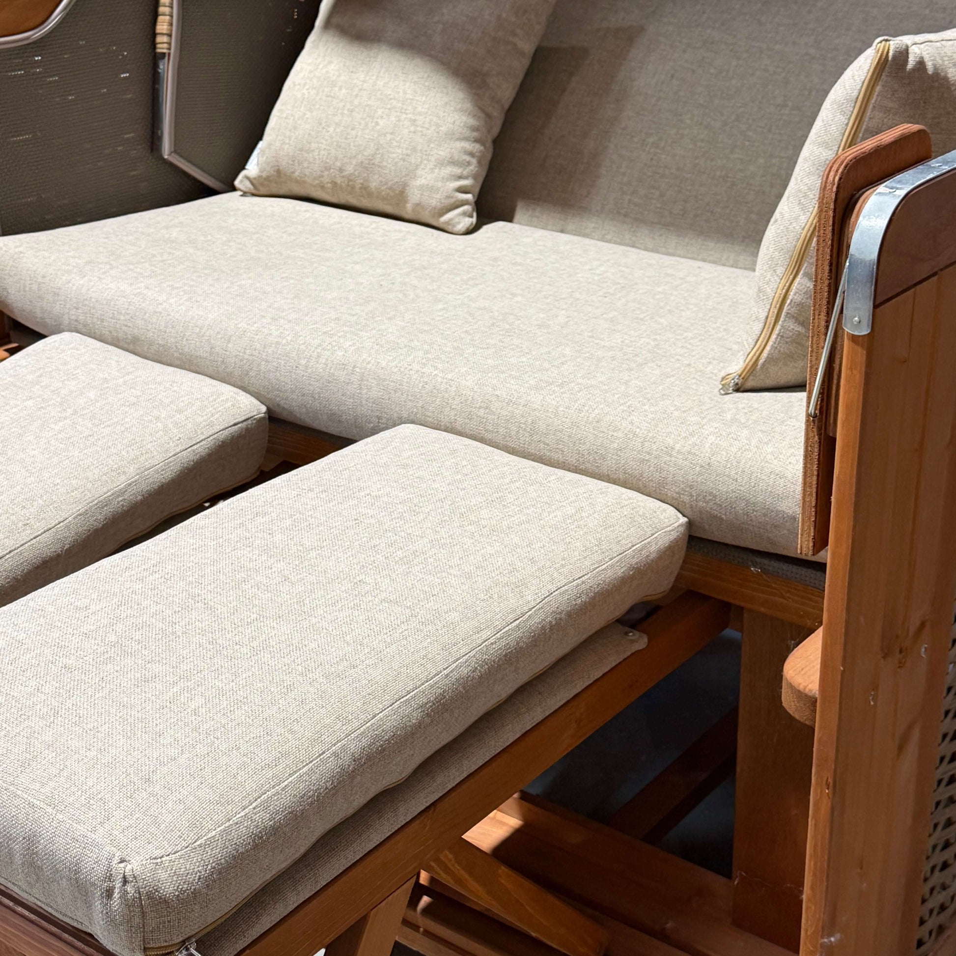Strandkorb SunnySmart Rustikal 255 Plus mit beigen Kissen und Holzrahmen, ideal für entspannte Momente im Freien.