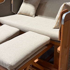 Strandkorb SunnySmart Rustikal 255 Plus mit beigen Kissen und Holzrahmen, ideal für entspannte Momente im Freien.