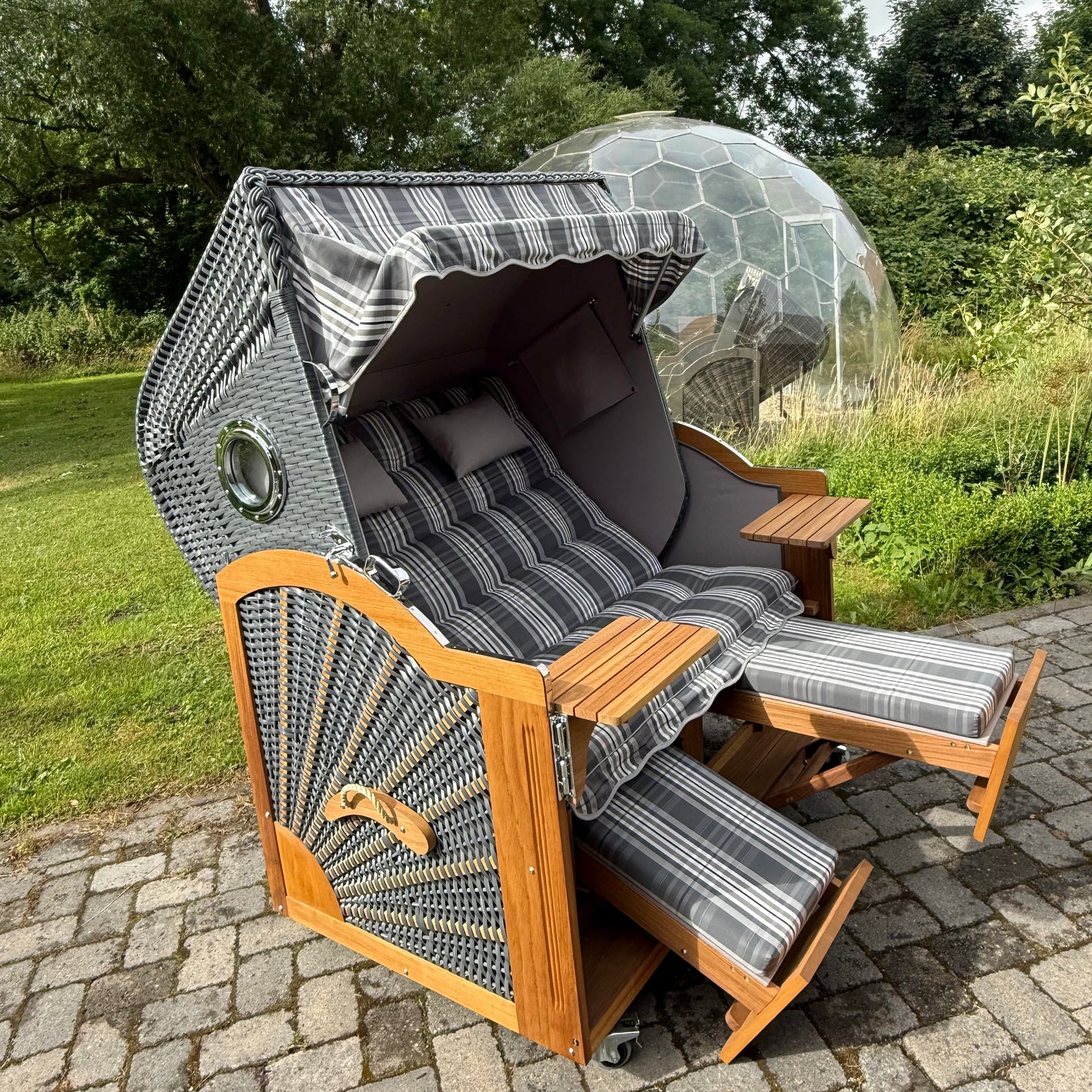 Komplettpaket C34 Strandkorb Prieß Modell Meister Holz Iroko Holz, PE Geflecht dunkelgrau, Stoff grau gestreift, 150 cm