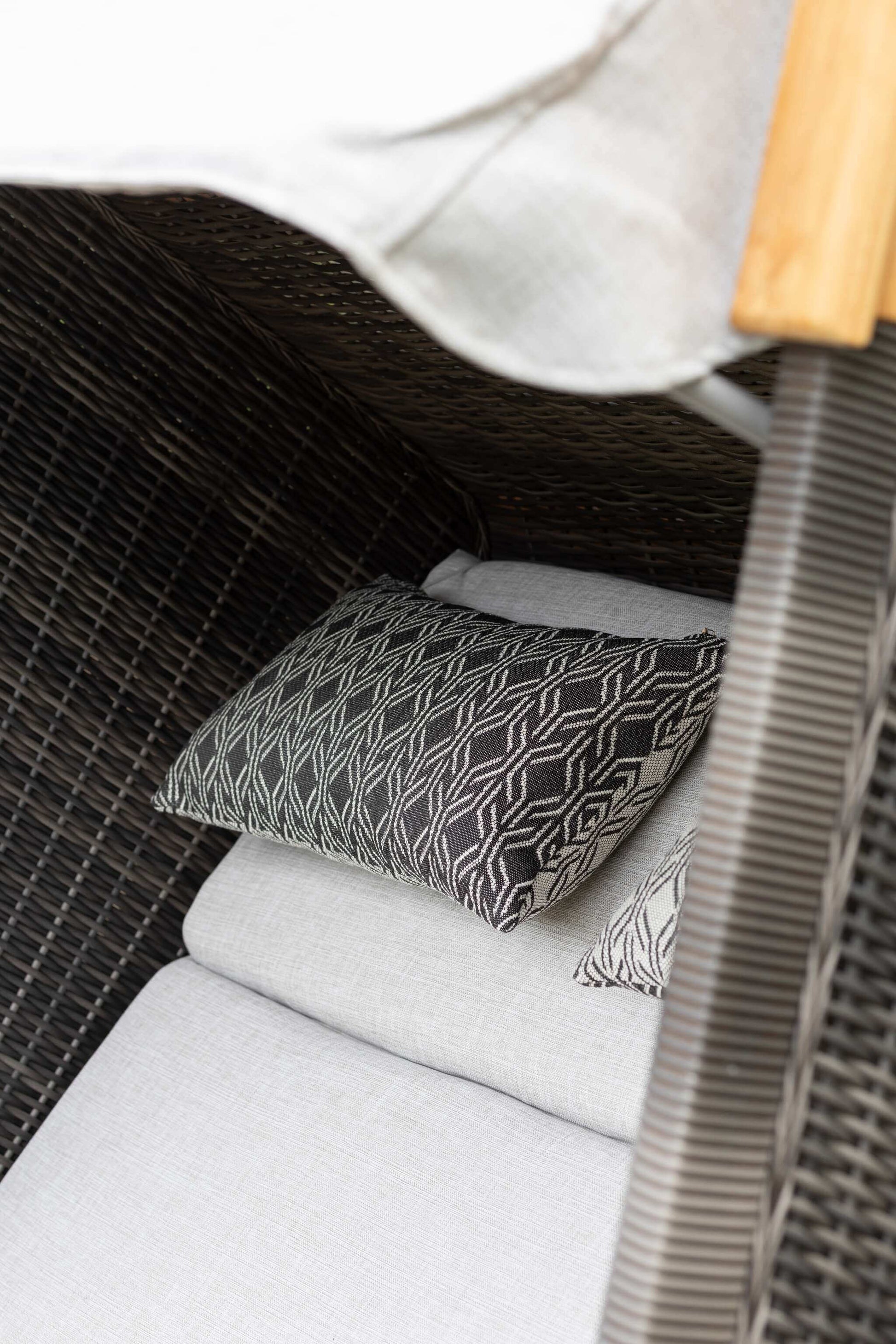 Detailansicht Strandkorb deVries PURE Friesland Sylt Teak PE stone grey Dessin 507 mit grauen Polstern und Kissen