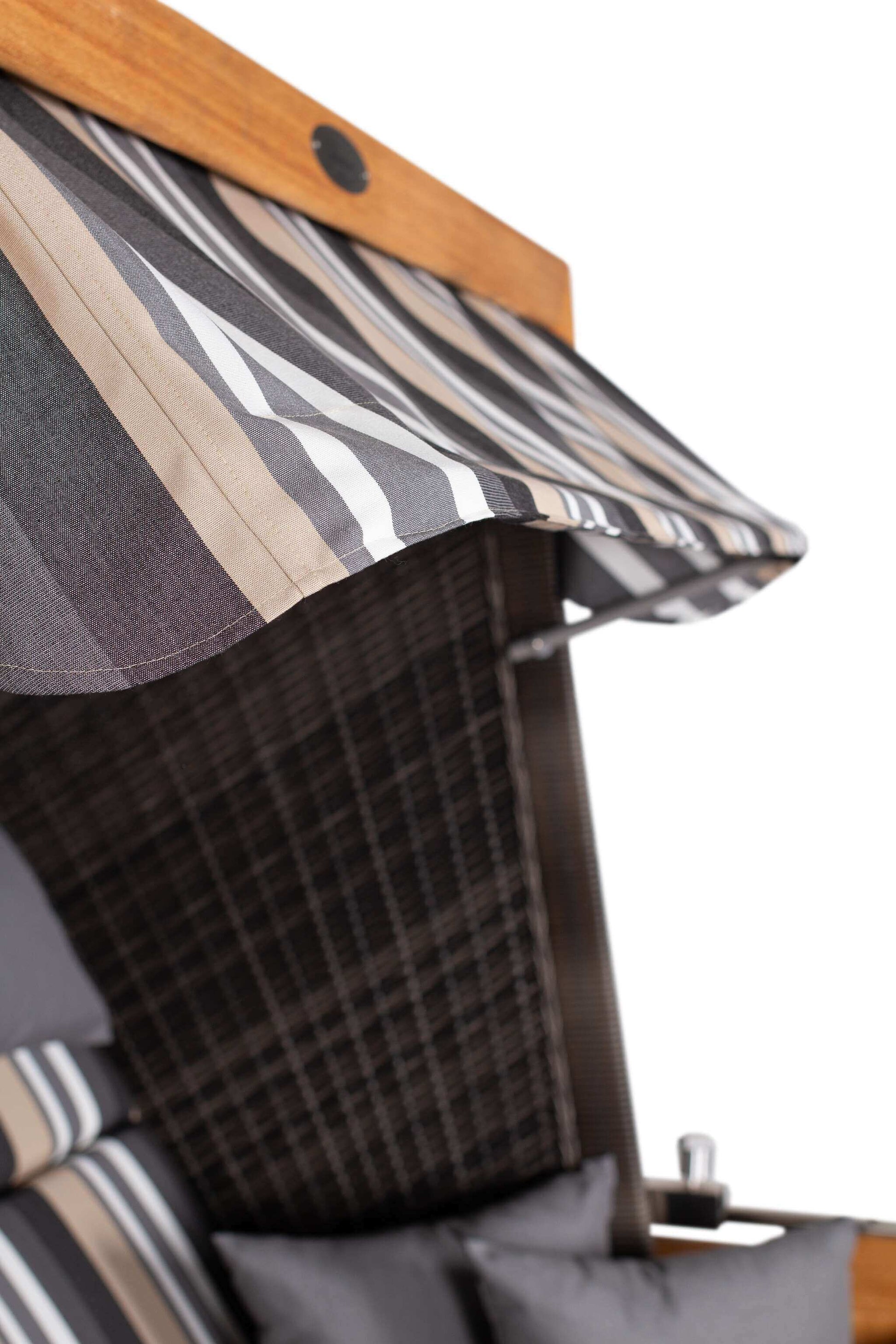 Strandkorb deVries PURE Friesland Sylt Teak stone grey Dessin 158 mit gestreifter Markise in Grau-Beige Nahaufnahme