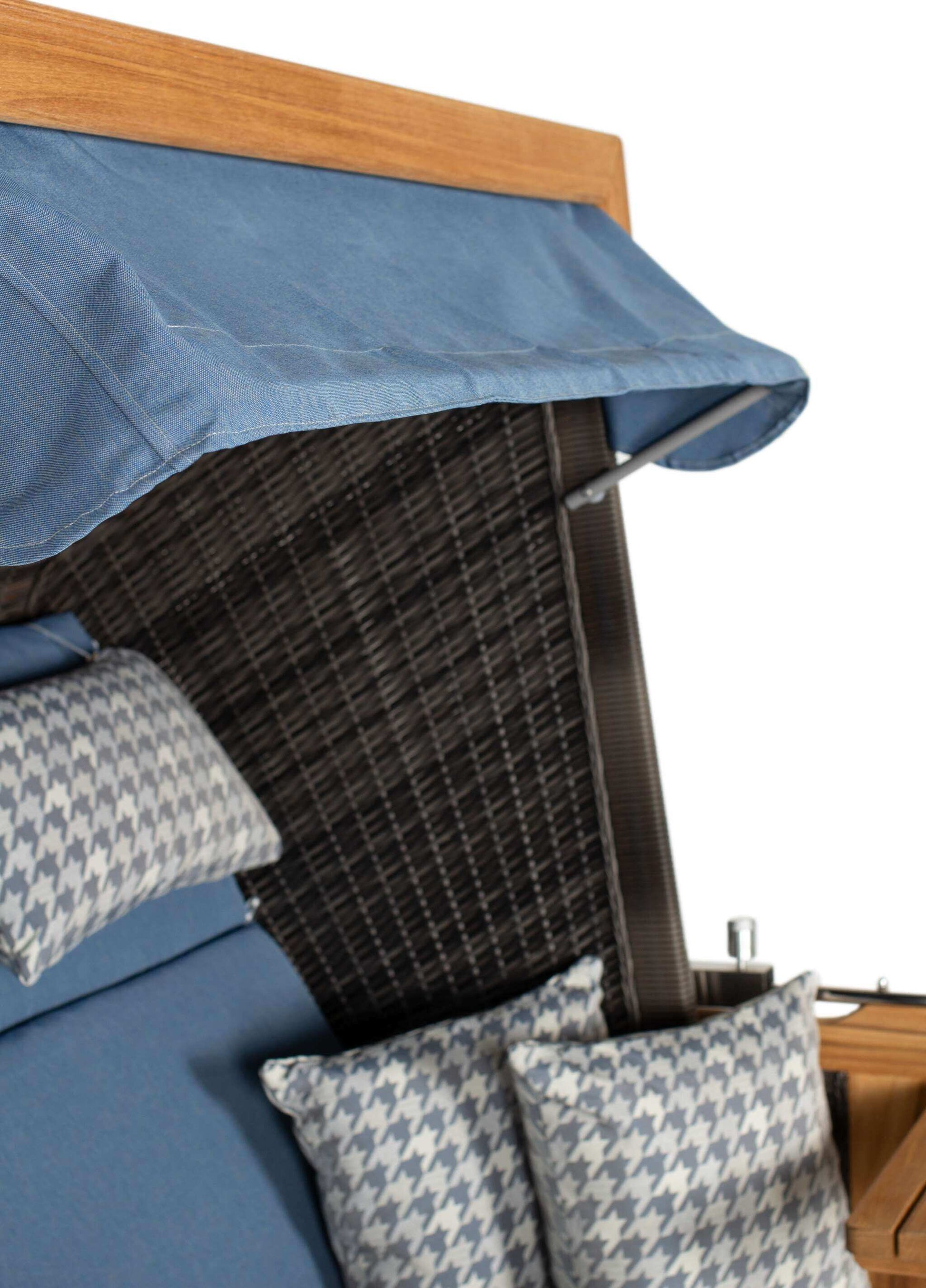 Strandkorb deVries PURE Friesland Sylt Teak PE stone grey Dessin 509 Detail mit blauem Dach und Kissen im Hahnentritt-Muster