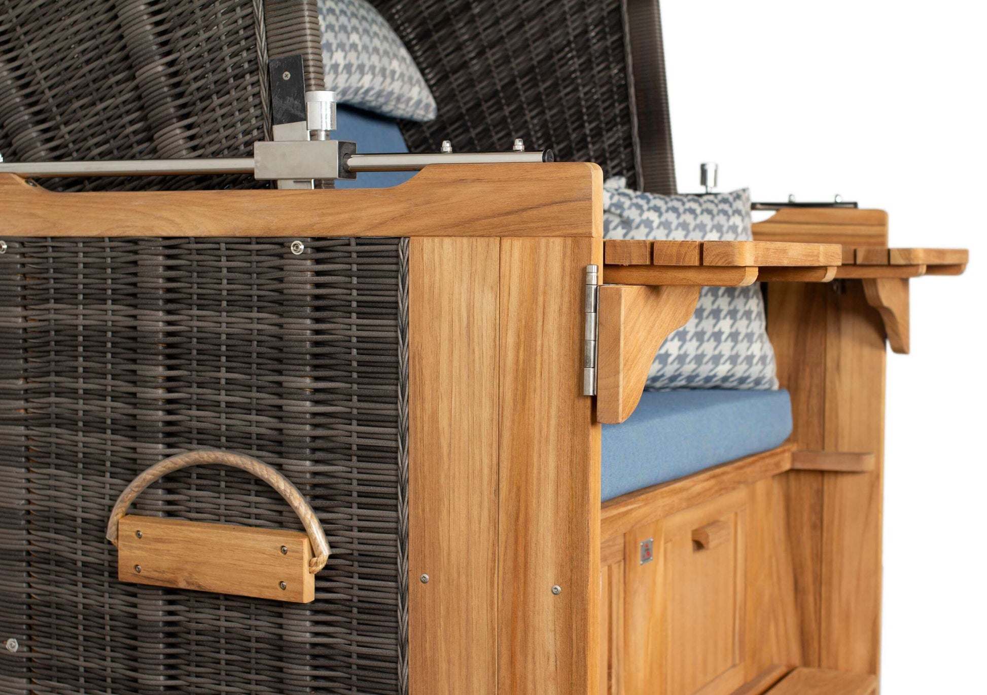 Strandkorb deVries PURE Friesland Sylt aus Teakholz mit PE-Geflecht stone grey und blauen Polstern, Detailansicht Seite