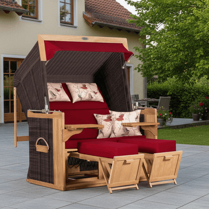 Strandkorb deVries PURE Friesland Sylt Teak PE stone grey Dessin 107 in XL auf Terrasse mit roten Polstern und Fußstützen