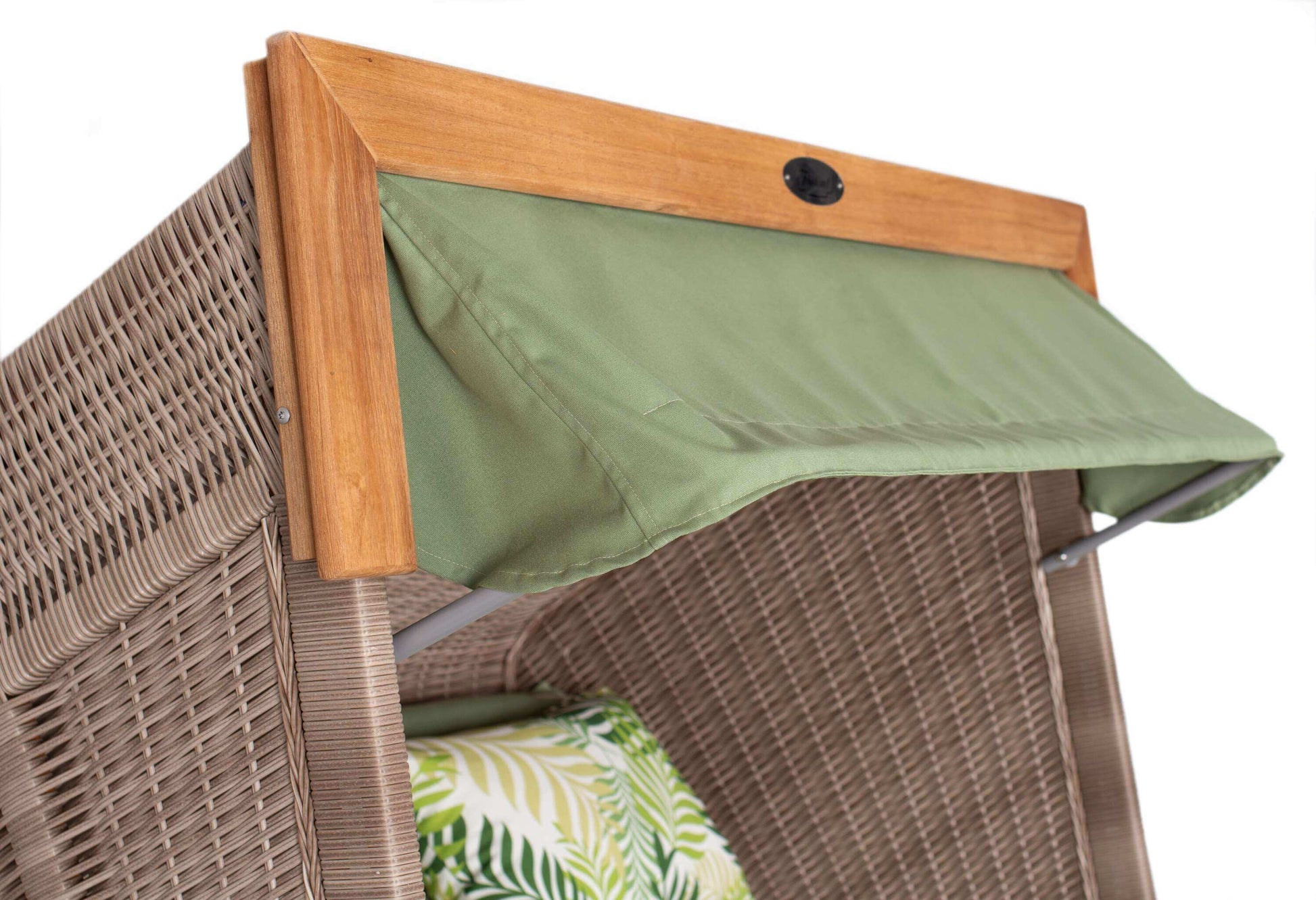 Strandkorb deVries PURE Friesland Sylt Detail grüne Sonnenmarkise mit Teakholzrahmen und PE white kubu Geflecht Dessin 242
