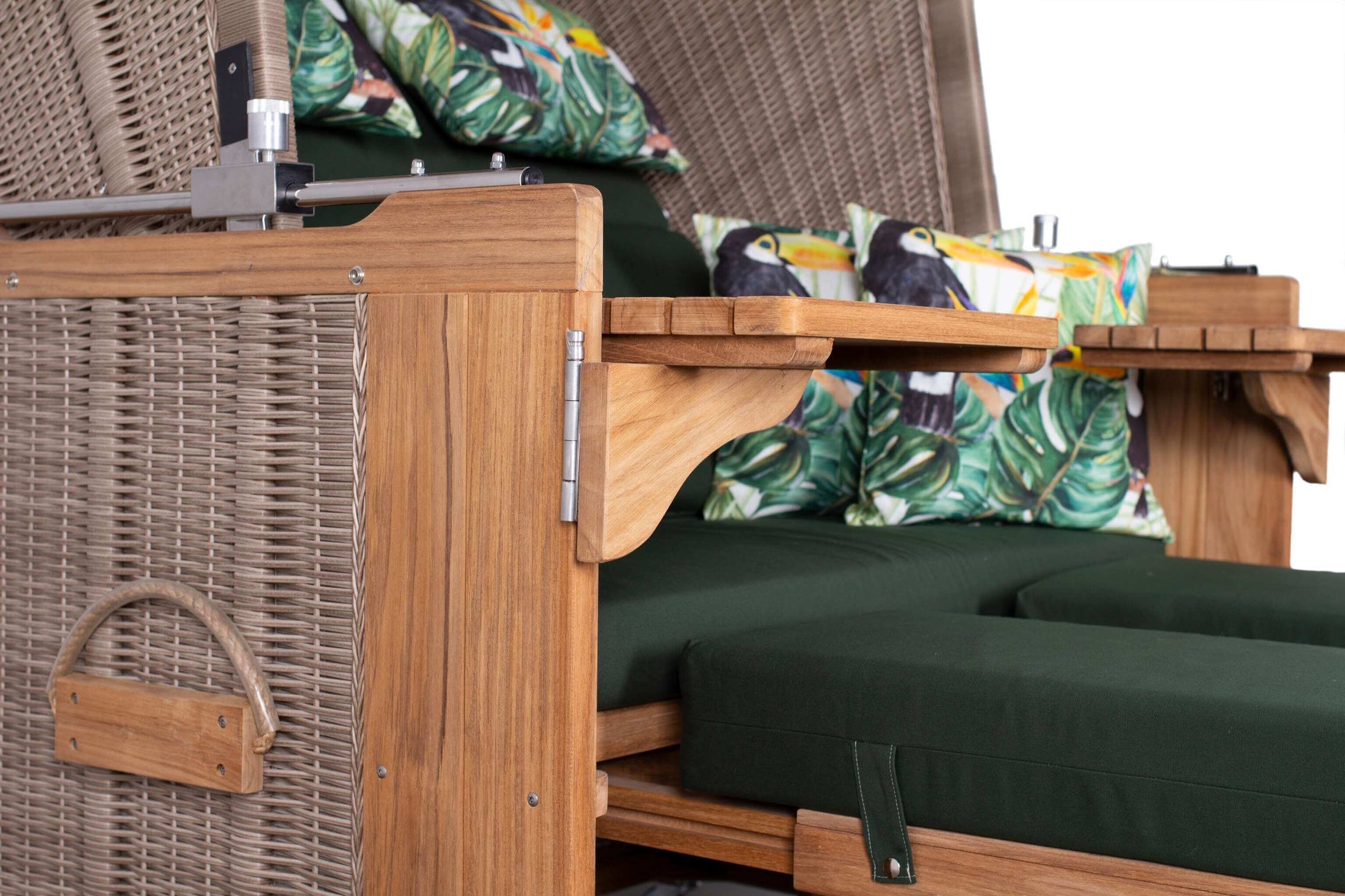 Strandkorb deVries PURE Friesland Sylt Teak mit PE white kubu Geflecht, grünen Polstern und tropischen Kissen, Detailansicht Seitenteil