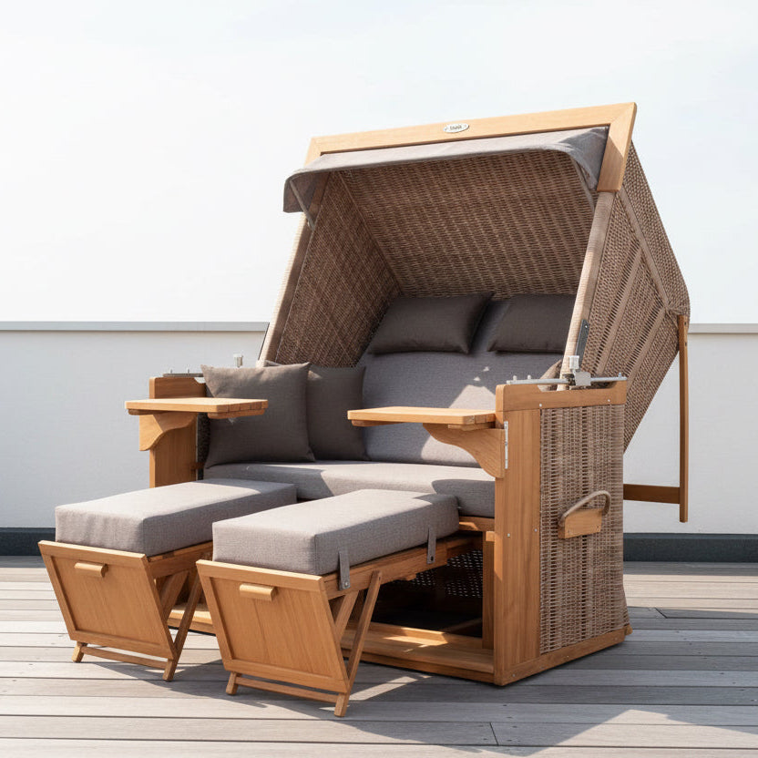 Strandkorb deVries PURE Friesland Sylt Teak PE white kubu Dessin 466 XL XXL auf Terrasse mit Polstern und Fußstützen