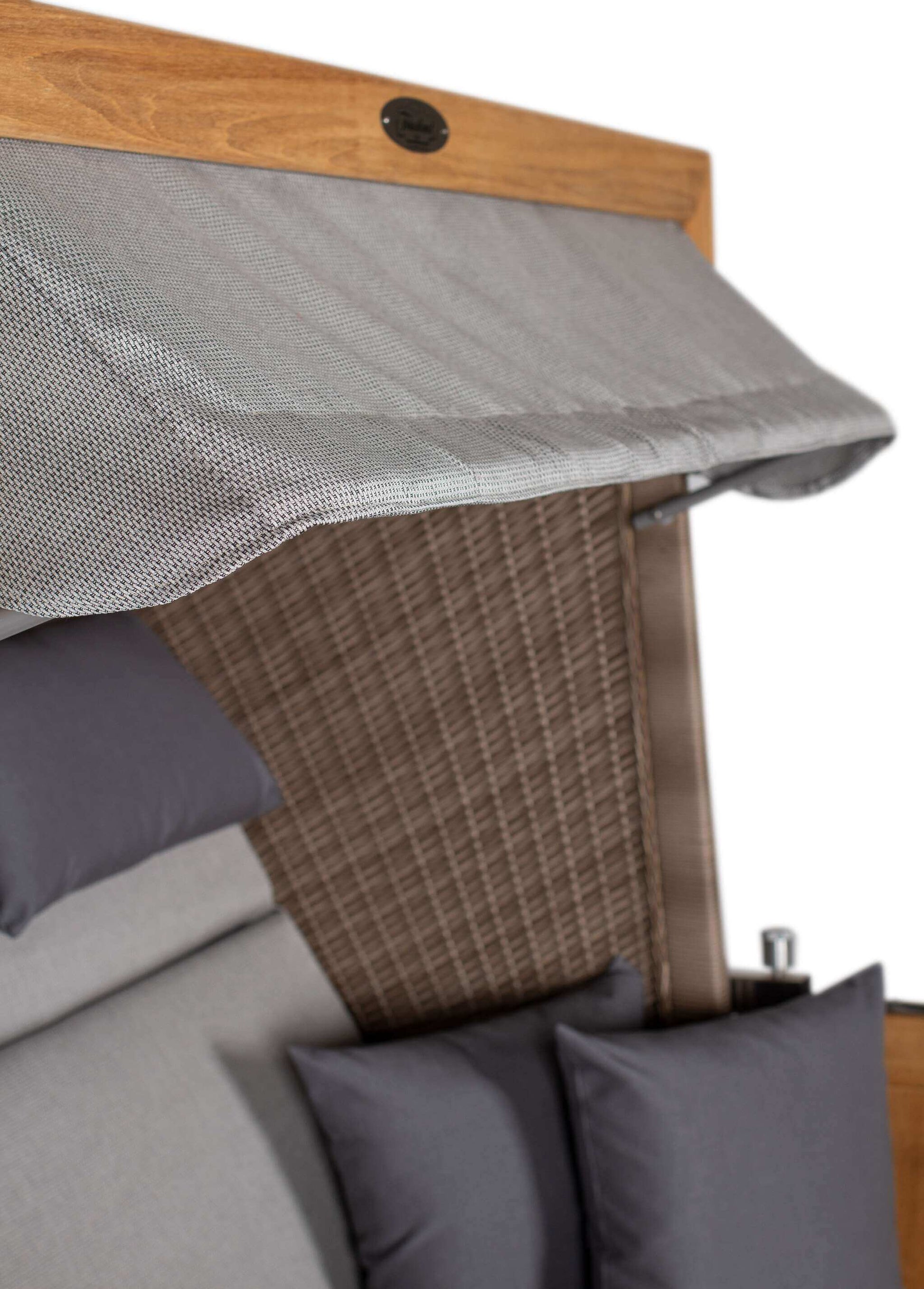 Detailansicht Strandkorb deVries PURE Friesland Sylt Teak PE white kubu Dessin 251 mit Sonnendach und grauen Polstern