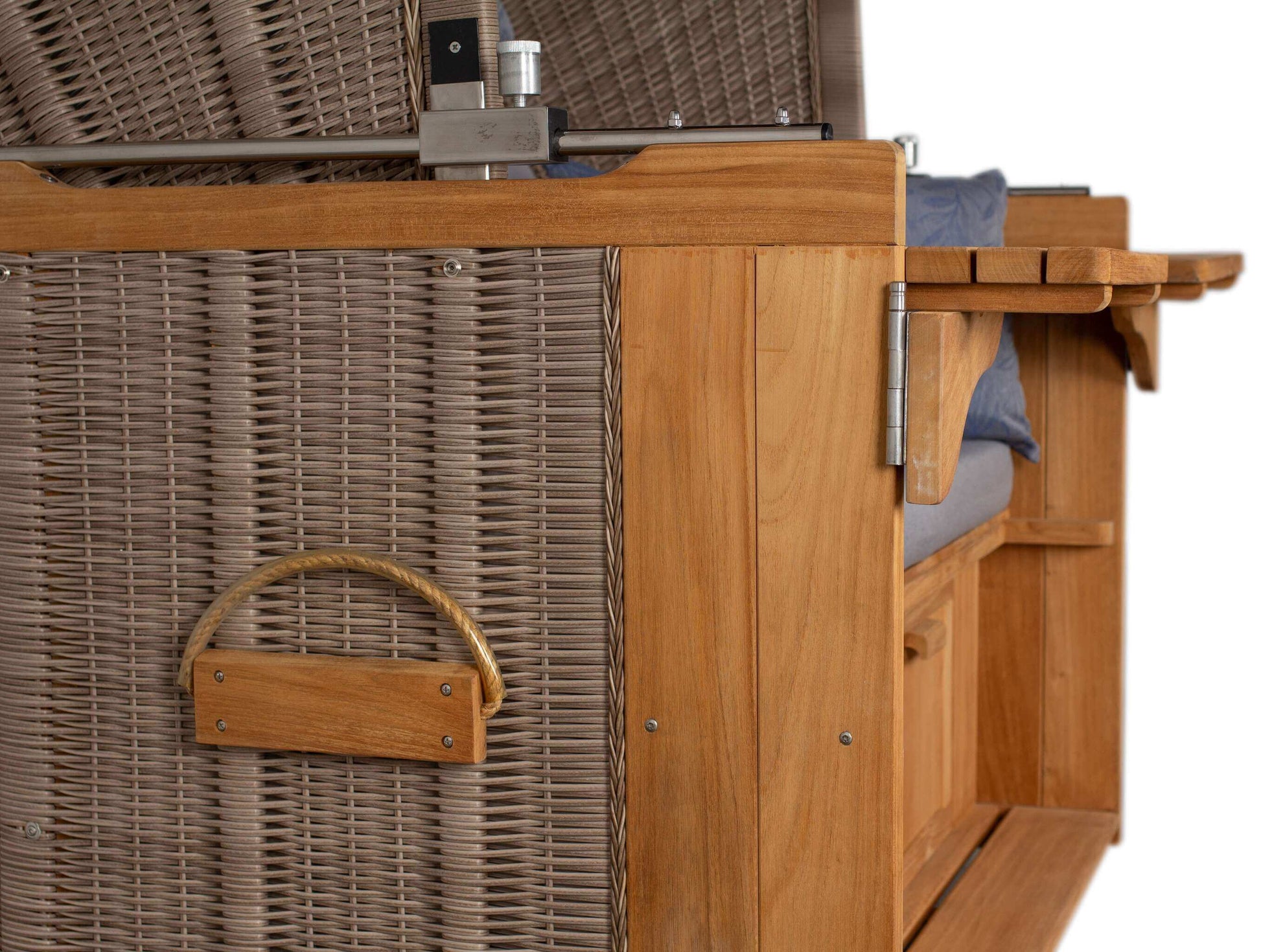 Strandkorb deVries PURE Friesland Detailansicht Rückenpartie aus Teakholz brushed mit PE white kubu Geflecht und Griffseil