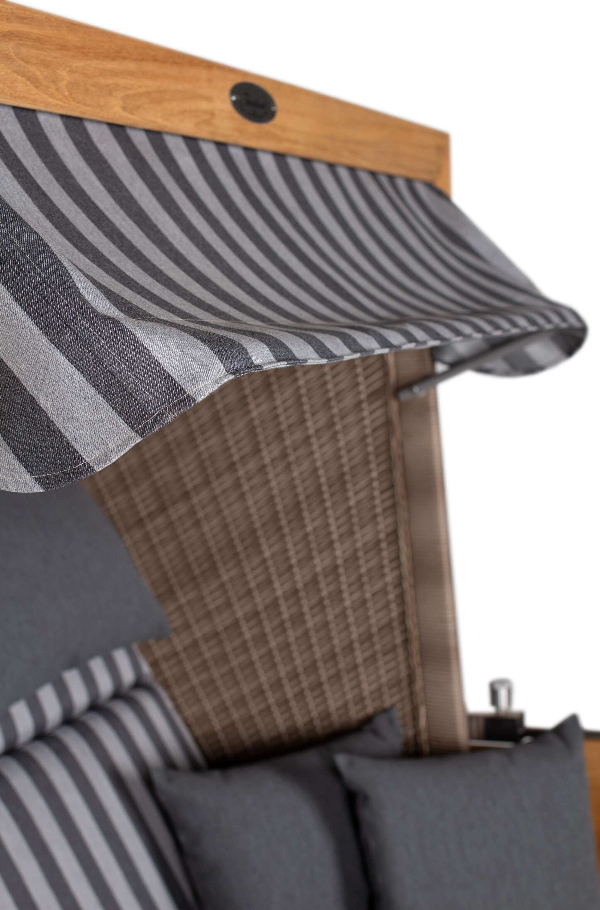 Detailansicht Strandkorb deVries PURE Friesland Sylt Teak mit grau-gestreifter Markise und PE-Geflecht Dessin 254