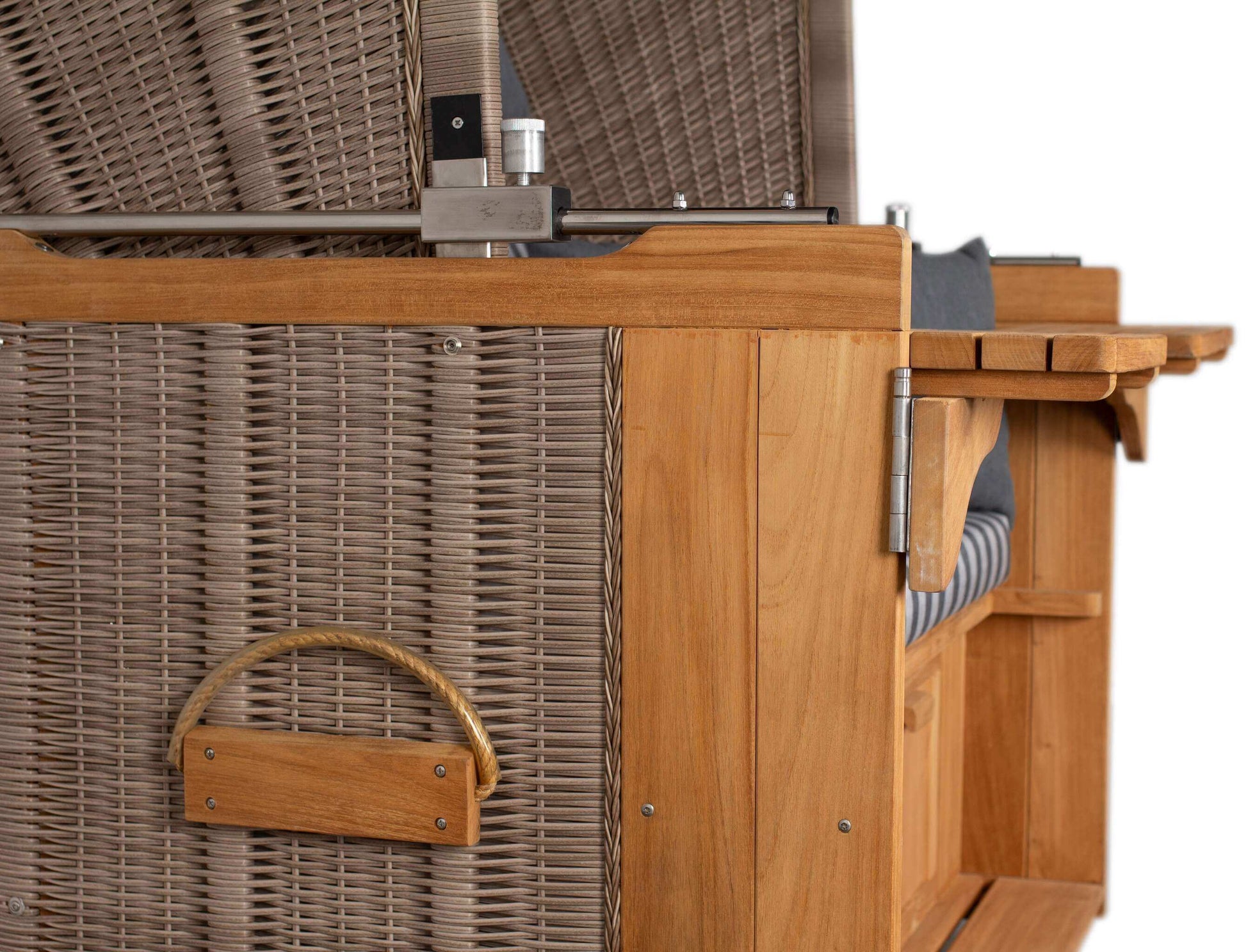 Detailansicht Rückseite Strandkorb deVries PURE Friesland Sylt Teak PE white kubu, Teakholz brushed mit Tragegriff