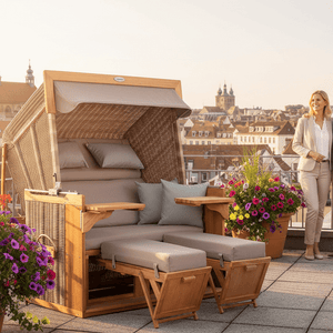Strandkorb deVries PURE Friesland Sylt Teak PE white kubu Dessin 483 XL auf Dachterrasse mit Polstern und Blumen