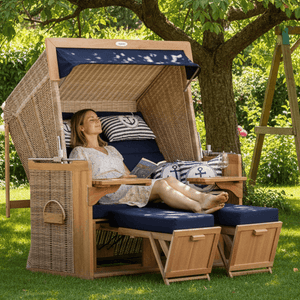 Strandkorb deVries PURE Friesland Sylt Teak PE white kubu Dessin 198 in Garten, Frau entspannt im XL Strandkorb mit blauen Polstern