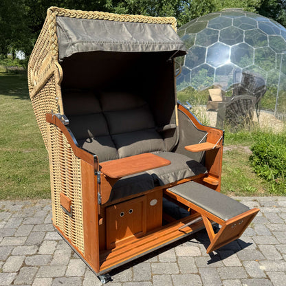 Strandkorb Sonnenpartner Modell Classic PE naturoptik mit gepolsterten Sitzen und Fußstütze, ideal für den Garten.