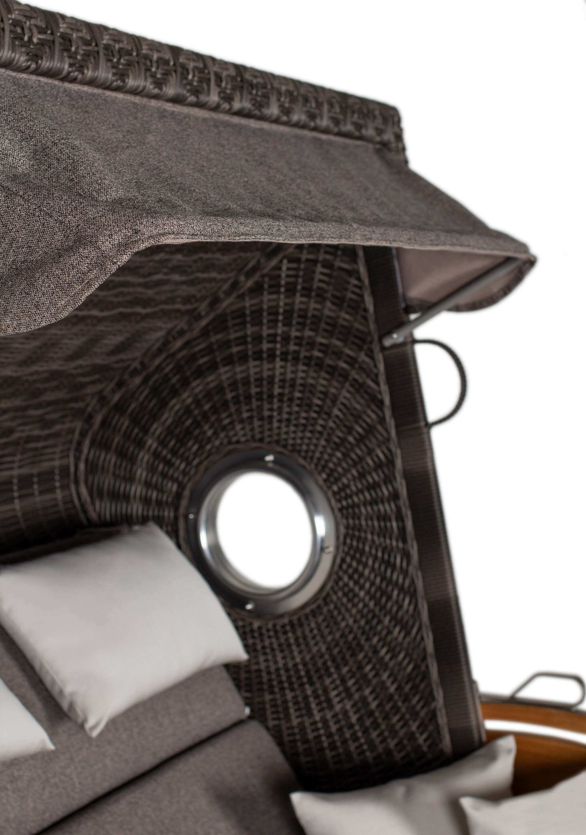 Strandkorb deVries Sailor PURE Teak XL PE stone-grey mit Bullauge und Polstern im Dessin 252, Detailansicht des Oberkorbs