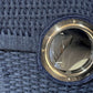 Strandkorb deVries Aruba XL aus Kordel-Geflecht in Blau mit rundem Fensterdetail.