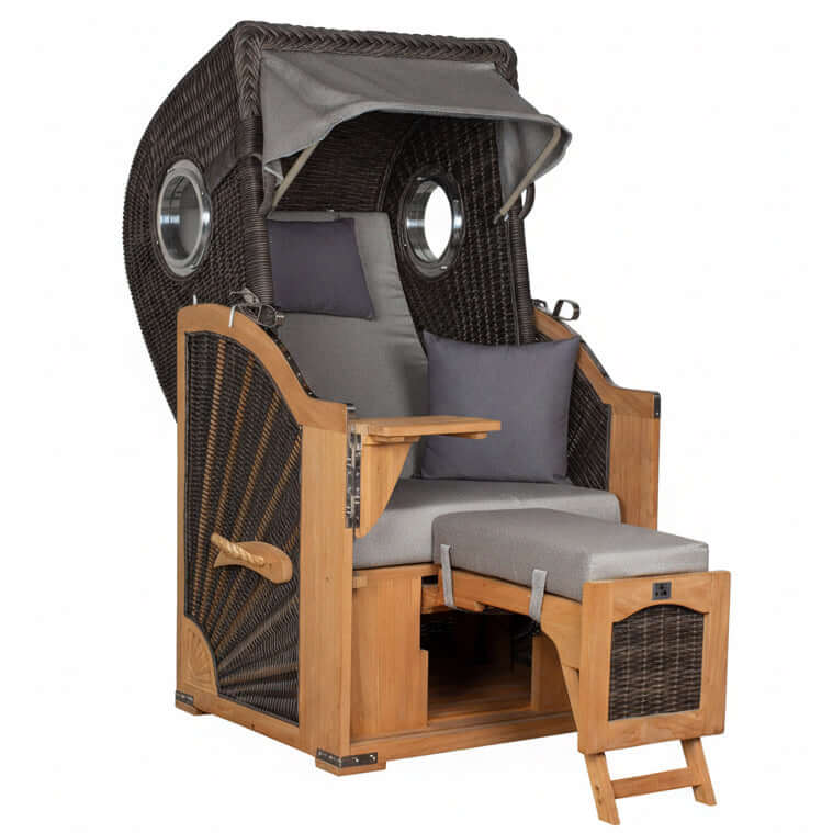 Strandkorb deVries PURE Seemöwe Teak PE stone grey mit Bullaugen, gepolsterte Liegefläche und Kissen im Dessin 251