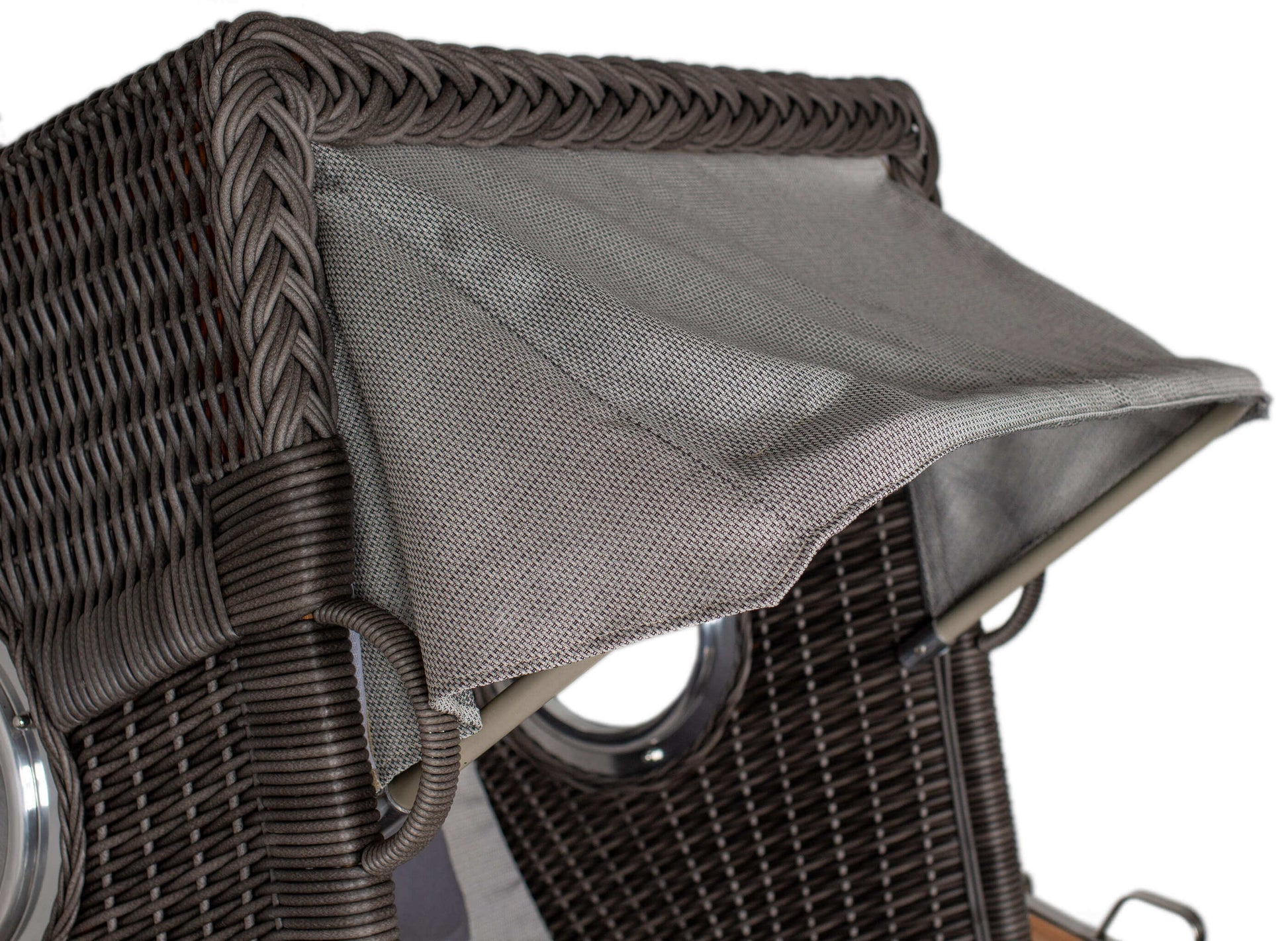 Strandkorb deVries PURE Seemöwe Teak PE stone grey Detailansicht Sonnenmarkise mit Bullaugen aus PE-Geflecht Dessin 251