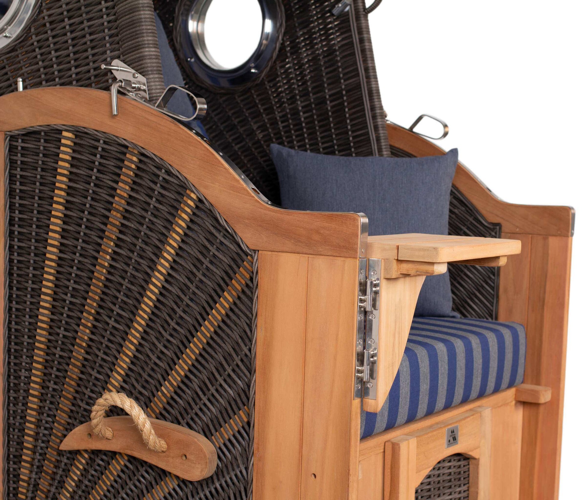 Strandkorb deVries PURE S Seemöwe aus Teak mit Bullaugen, PE-Geflecht stone grey und blau gestreifter Polsterung, Detailansicht Armlehne