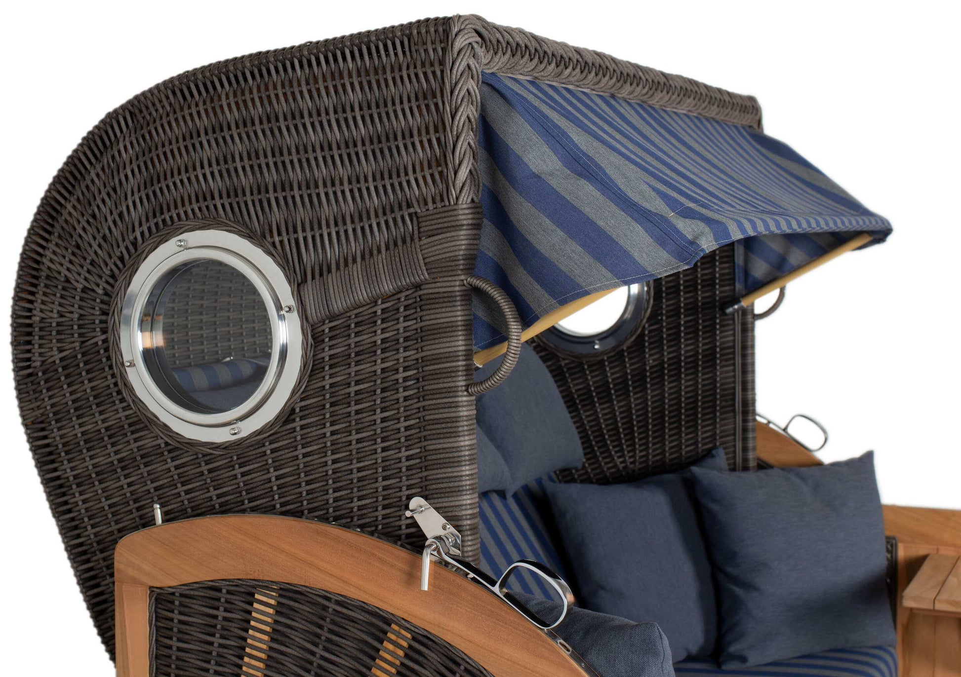 Strandkorb deVries PURE S Seemöwe Teak mit Bullaugen, PE-Geflecht stone grey und blau gestreifter Markise, Detailansicht seitlich