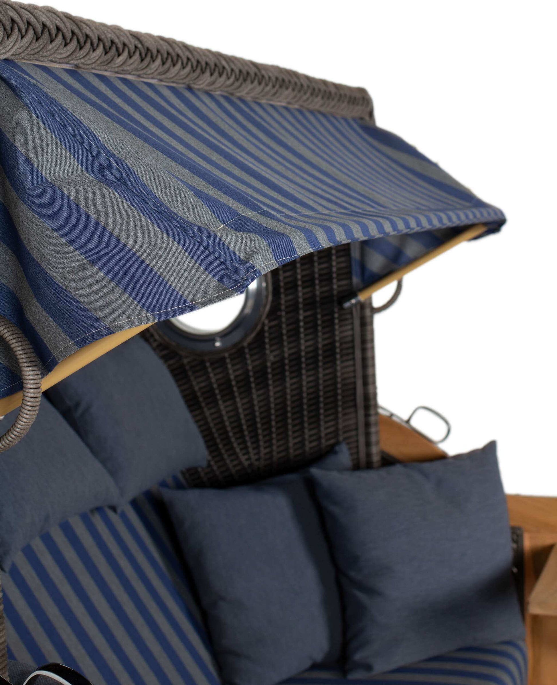 Strandkorb deVries PURE S Seemöwe Teak mit Bullaugen, blau gestreiftes Markisentuch und Kissen, PE-Geflecht stone grey, Detailansicht