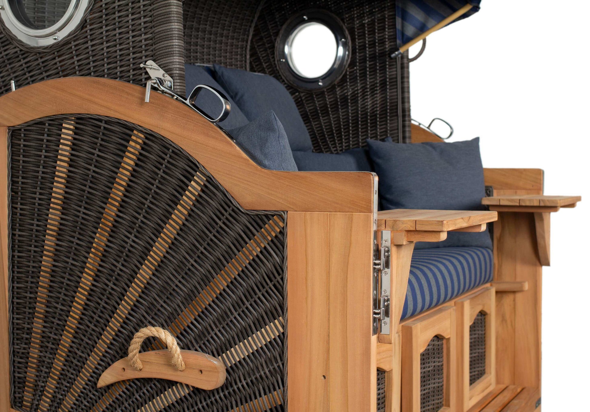 Strandkorb deVries PURE S Seemöwe Teak PE stone grey mit Bullaugen und blauen Polstern, Detailansicht Seitenlehne