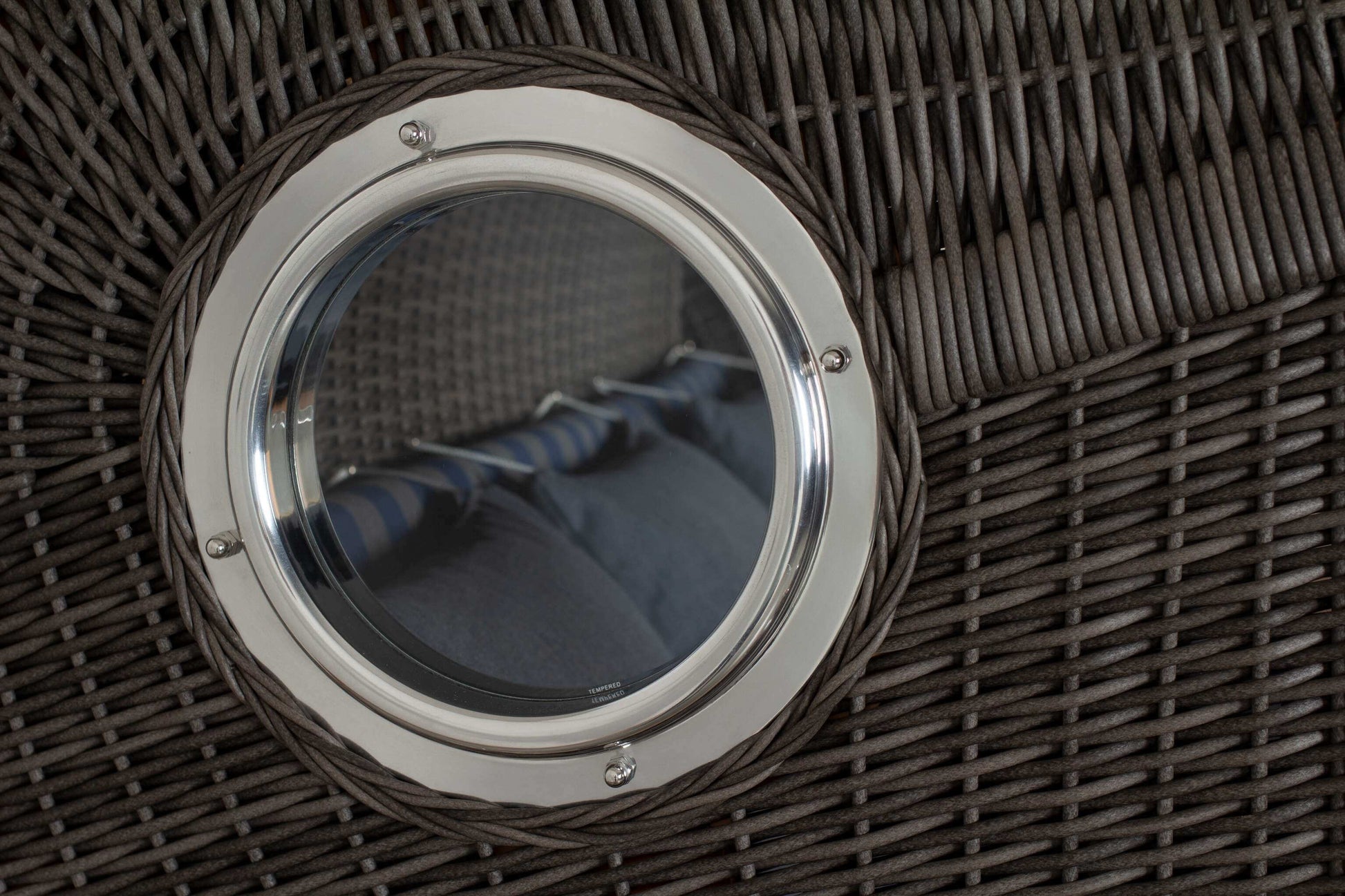 Bullauge im PE-Geflecht des Strandkorb deVries PURE S Seemöwe Teak stone grey, Detailansicht rundes Fenster im Geflecht