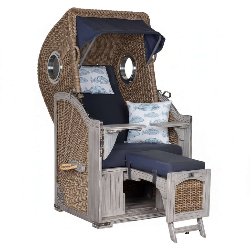 Strandkorb deVries PURE Seemöwe Vintage PE white kubu mit Bullaugen und blauen Fisch-Kissen, Modell in Größe wählbar