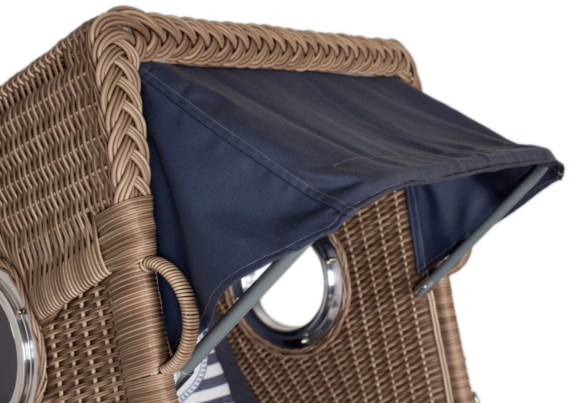 Strandkorb deVries PURE Seemöwe Vintage PE white kubu mit Bullaugen und dunkelblauer Sonnenmarkise Detailansicht