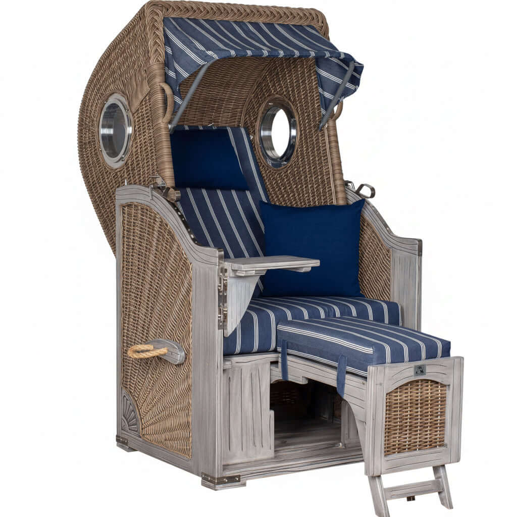 Strandkorb deVries PURE Seemöwe Vintage PE white kubu Dessin 236 mit Bullaugen und blau gestreifter Polsterung, Modell in Größe XL