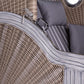 Strandkorb deVries PURE Seemöwe Vintage PE white kubu Detailansicht mit Mahagoniholz grey washed und Polstern im Dessin 235