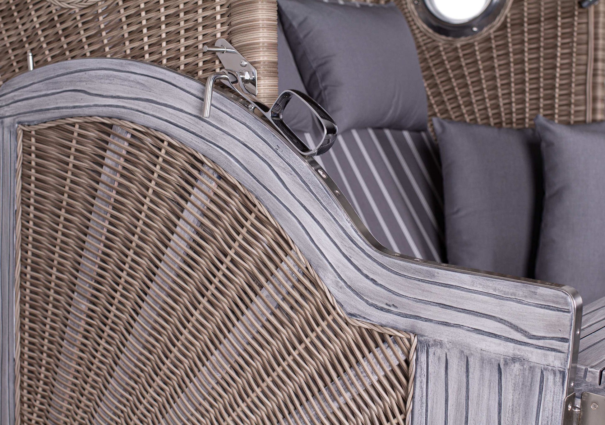 Strandkorb deVries PURE Seemöwe Vintage PE white kubu Detailansicht mit Mahagoniholz grey washed und Polstern im Dessin 235