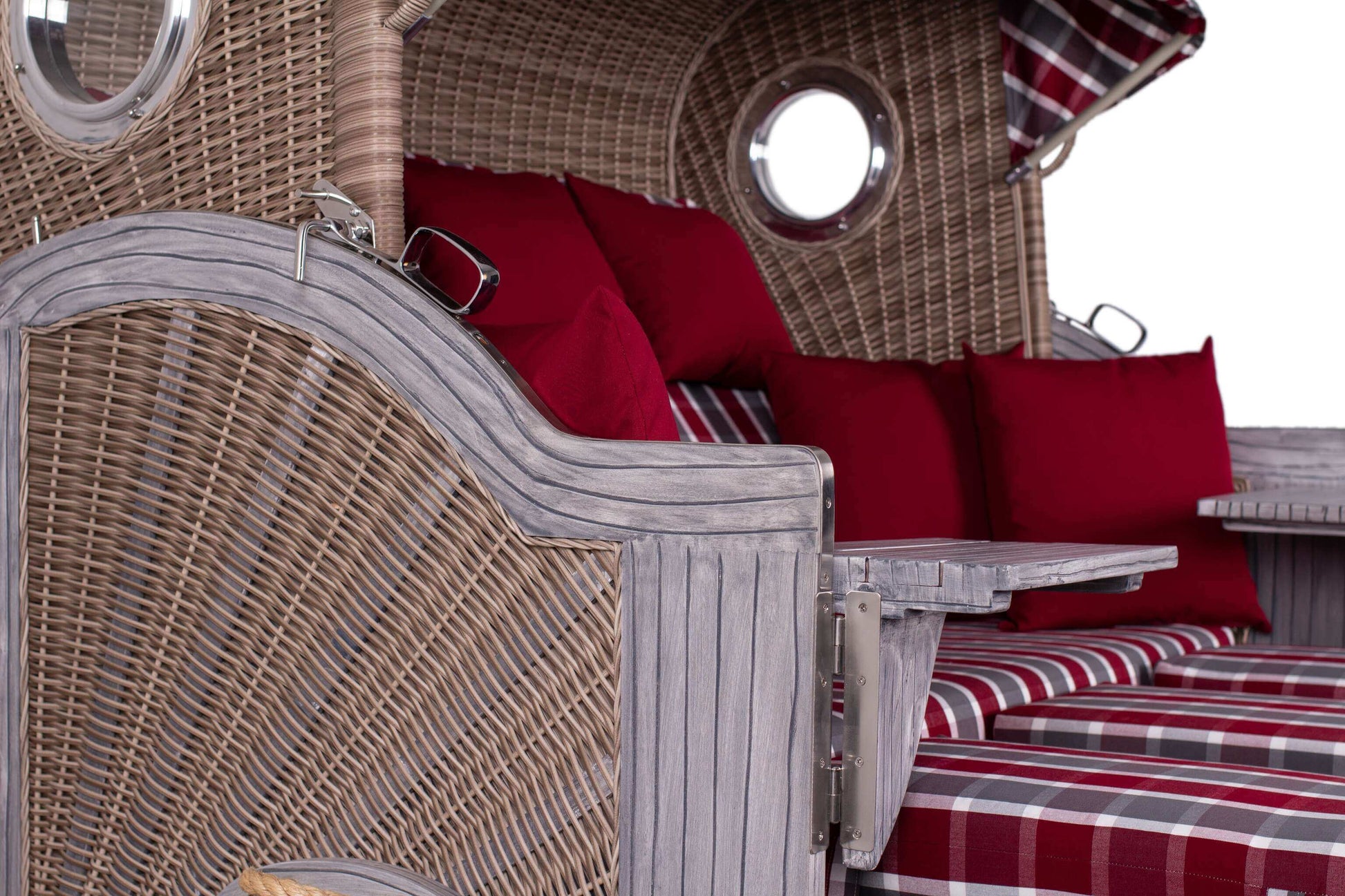 Strandkorb deVries PURE Seemöwe Vintage PE white kubu mit Bullaugen, Mahagoniholz grey washed und roten Polstern, Detailansicht
