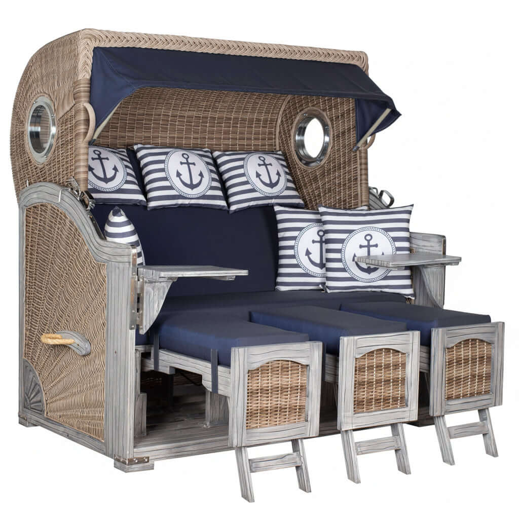 Strandkorb deVries PURE Seemöwe Vintage PE white kubu mit Bullaugen und blauen Anker-Kissen, Modell in Größe XXL