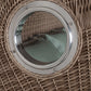 Detail Bullauge am Strandkorb deVries PURE Seemöwe Vintage PE white kubu, Nahaufnahme rundes Fenster im Geflecht